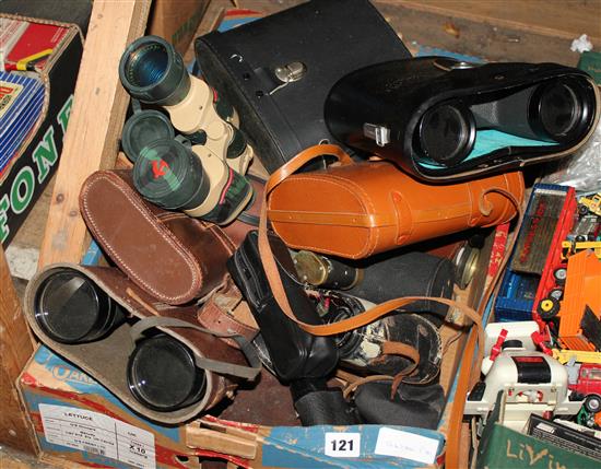 Qty binoculars
